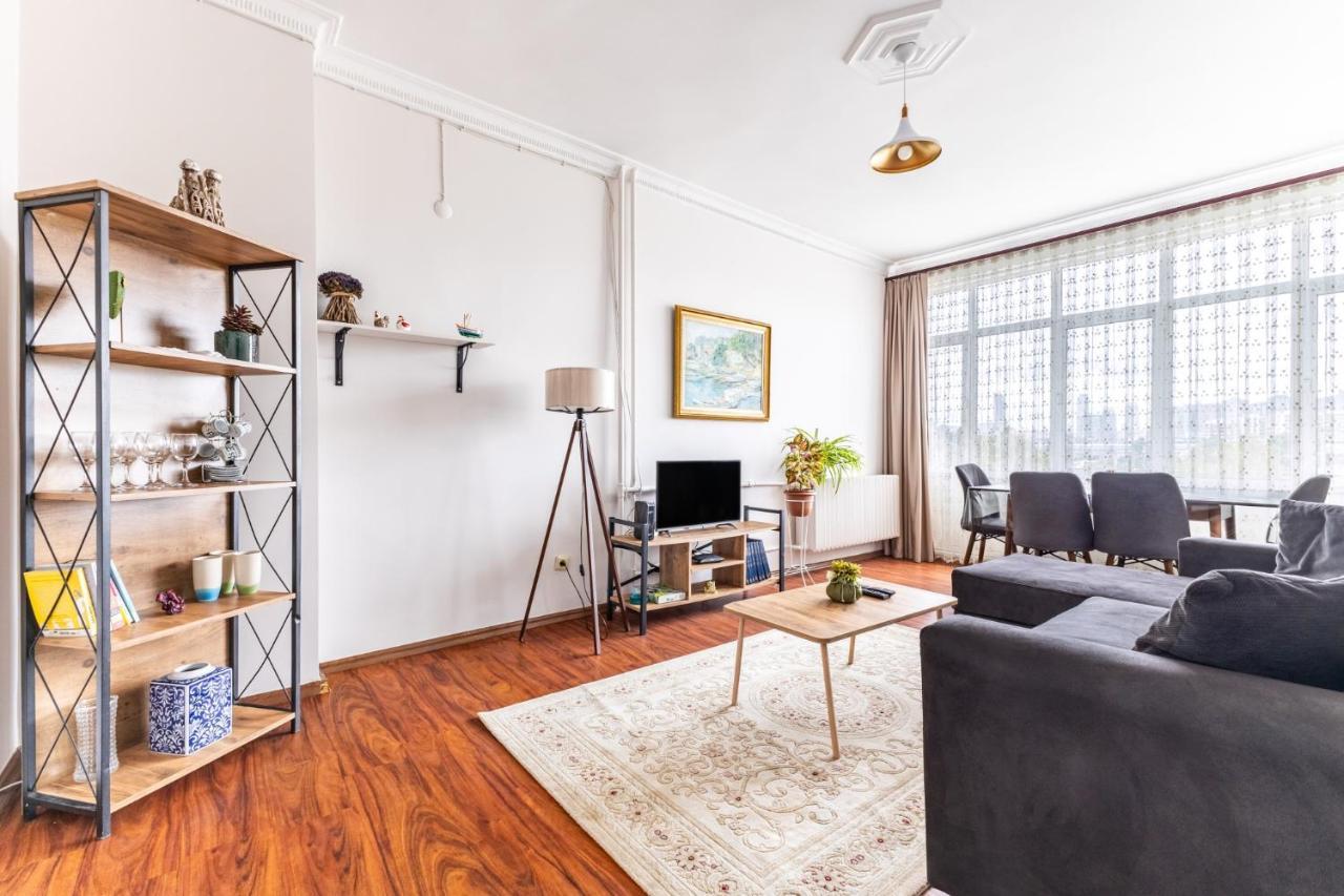 Spacious Flat W Balcony Near Marmaray In Kadikoy *