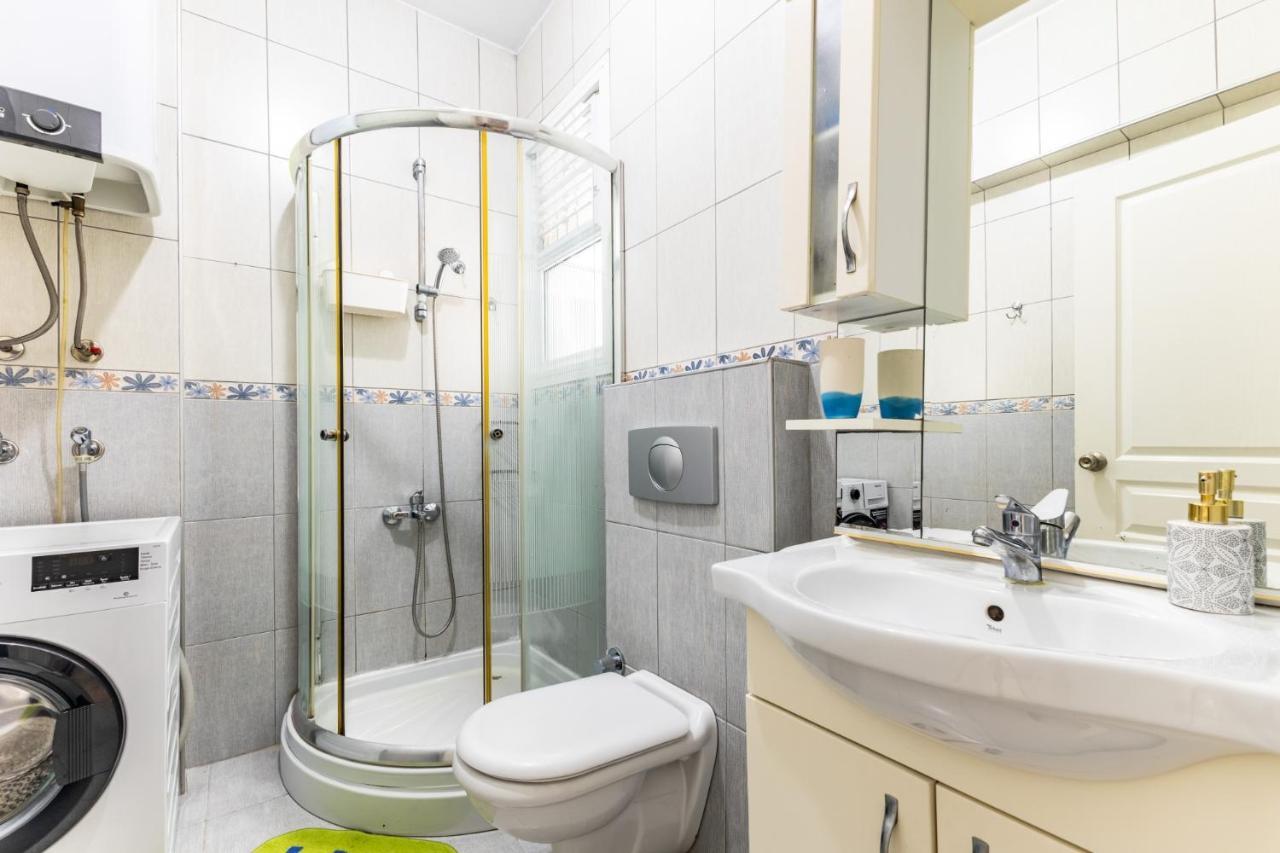 Spacious Flat W Balcony Near Marmaray In Kadikoy Apartment